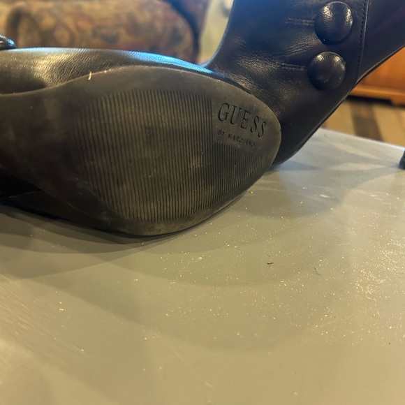 Guess Shoes - Picture 3 of 3